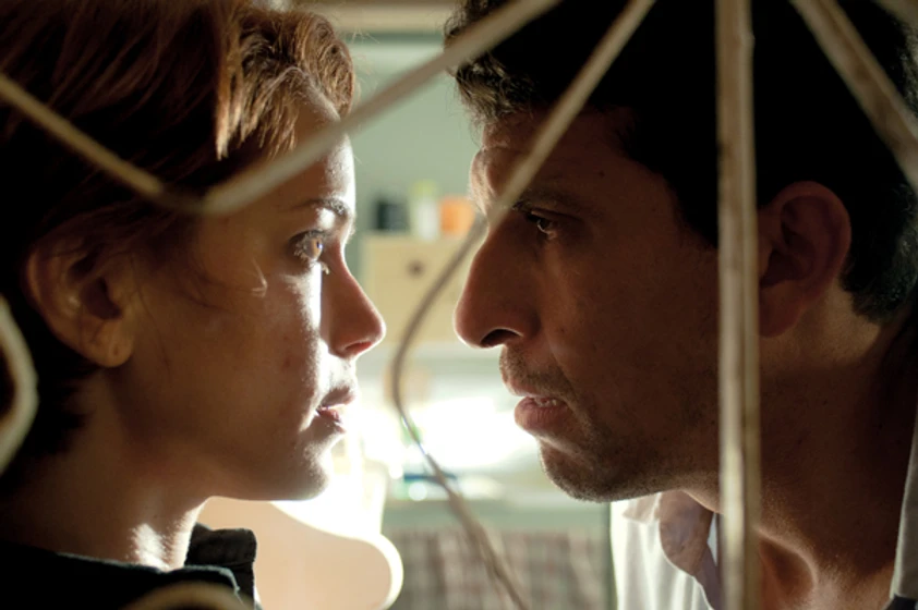 Milhem Cortaz y Leandra Leal en el-lobo-detras-de-la-puerta