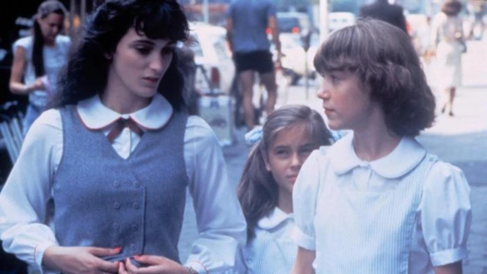 Alyssa Milano, Sarah Boyd y Rainbow Harvest en vida-adulta-de-dos-adolescentes