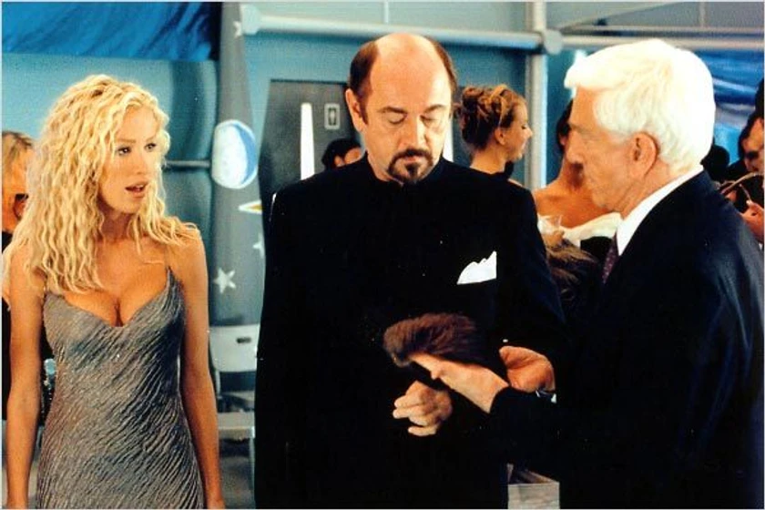 Leslie Nielsen y Ophélie Winter en 2001: Despega como Puedas