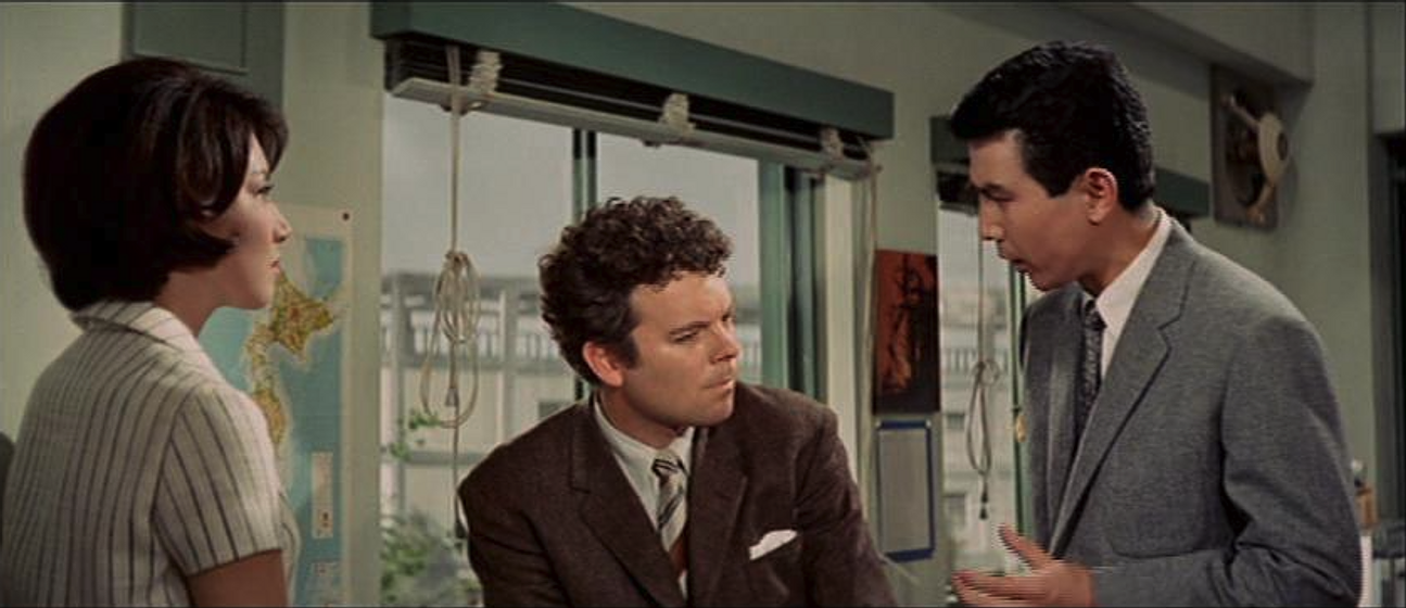 Russ Tamblyn, Kenji Sahara y Kumi Mizuno en La Batalla de los Simios Gigantes