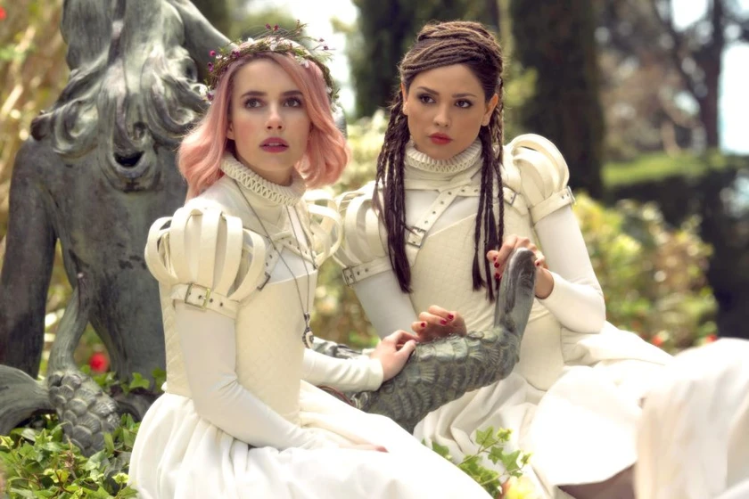 Emma Roberts y Eiza González en paradise-hills