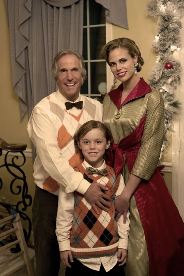 Henry Winkler, Brooke Burns y Connor Christopher Levins en la-mejor-epoca-del-ano