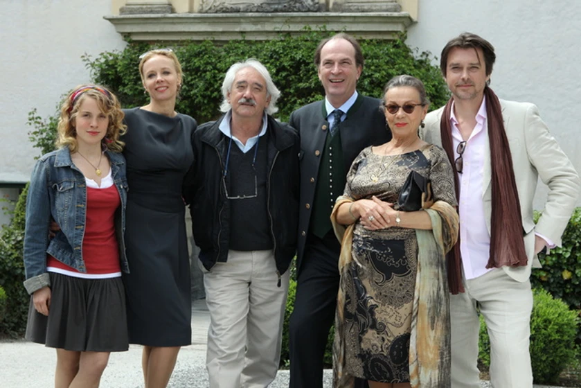 Herbert Knaup, Katja Riemann, Xaver Schwarzenberger, Paula Kalenberg, Krista Stadler y Hary Prinz en el-secreto-de-clarissa