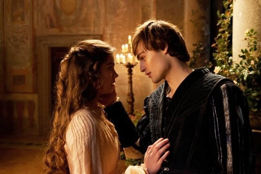 Hailee Steinfeld y Douglas Booth en Romeo and Juliet