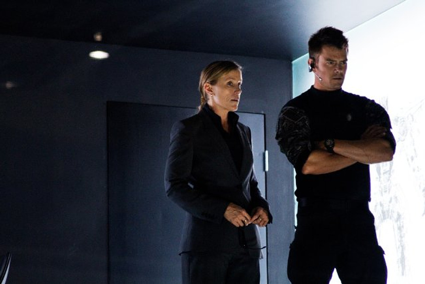 Frances McDormand y Josh Duhamel en Transformers: El lado oscuro de la Luna