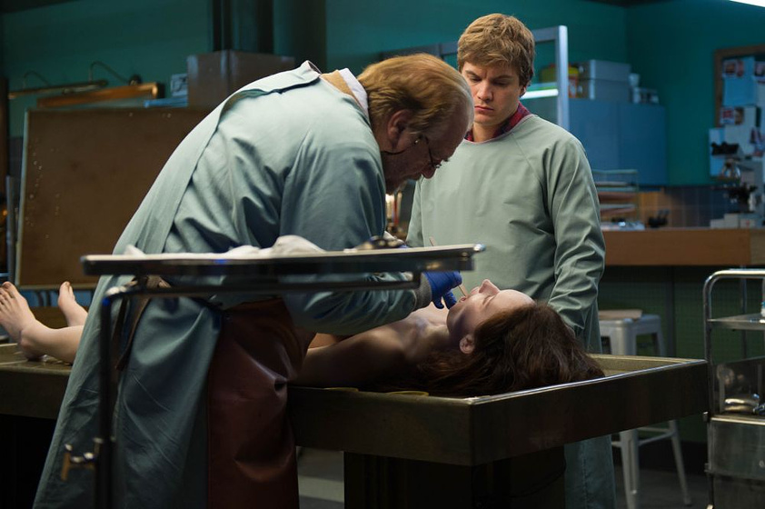 Brian Cox y Emile Hirsch en La Autopsia de Jane Doe