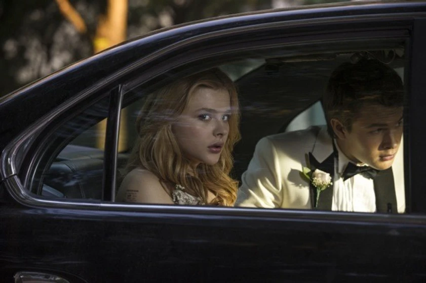 Chloë Grace Moretz y Ansel Elgort en carrie-2013