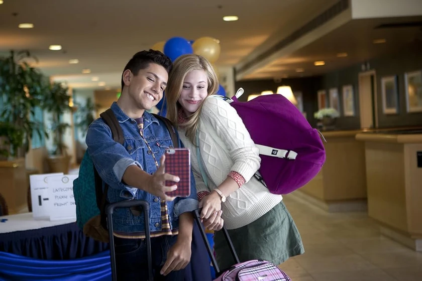 Lili Reinhart y Anthony Quintal en miss-stevens