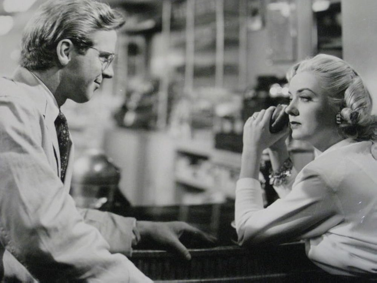 Audrey Totter y Richard Basehart en tension