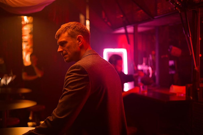 Joel Kinnaman en hermanos-de-sangre-2021
