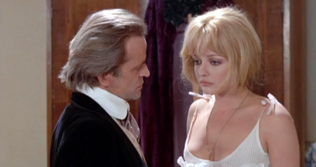 Klaus Kinski y Ewa Aulin en La Muerte Sonríe al Asesino