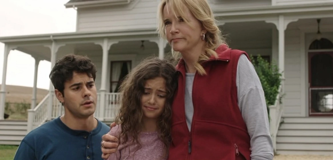 Lea Thompson, Jayson Blair y Annabelle Kavanagh en criaturas-indefensas