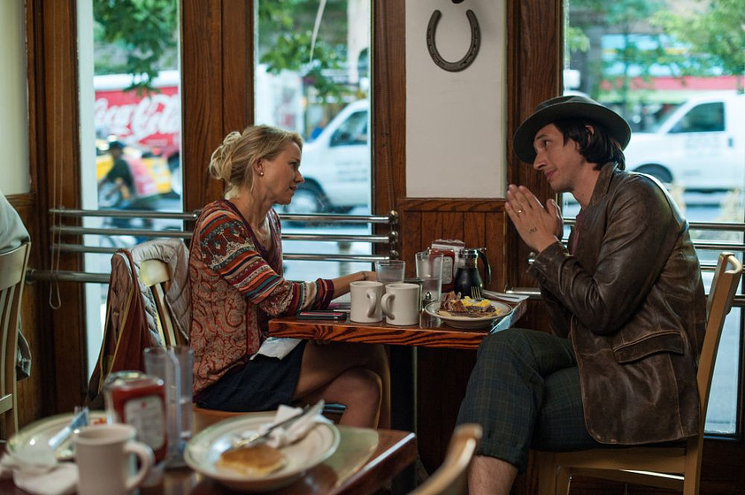 Naomi Watts y Adam Driver en Mientras seamos jóvenes