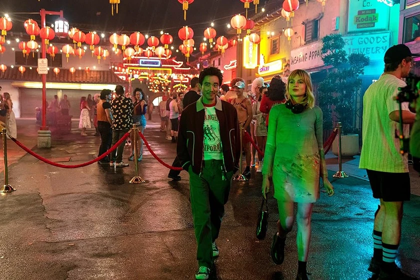 Lucy Boynton y Justin H. Min en the-greatest-hits