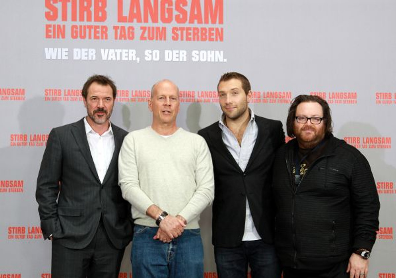 Bruce Willis, John Moore [V], Sebastian Koch y Jai Courtney en La Jungla: Un buen día para morir (Premiere en Berlin. Enero 2013)