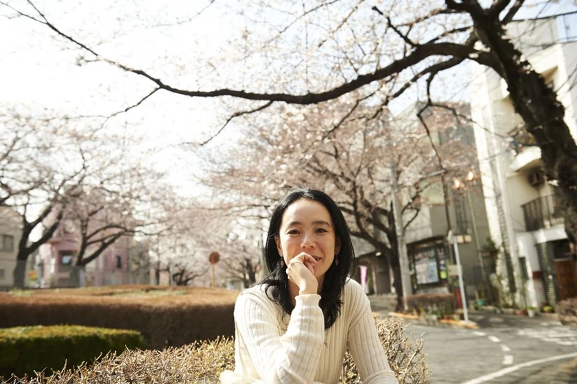 Miyoko Asada en una-pasteleria-en-tokio