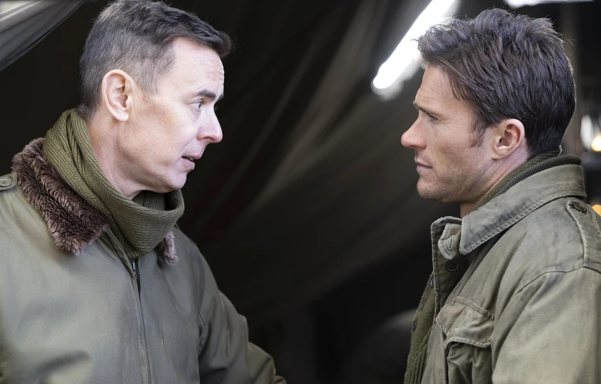Colin Hanks y Scott Eastwood en lucky-strike