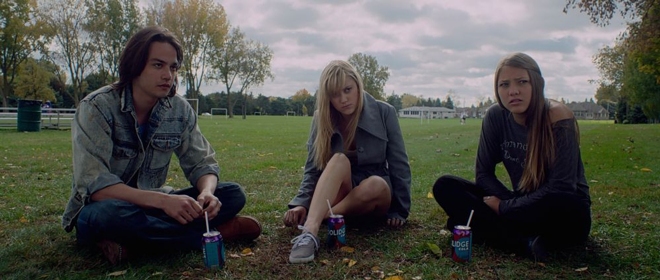 Maika Monroe, Daniel Zovatto y Lili Sepe en It Follows