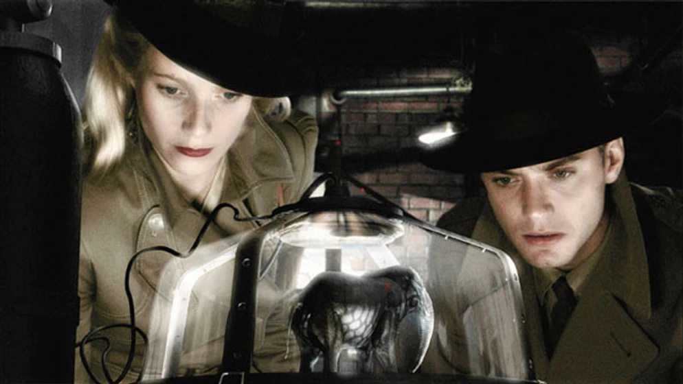 Jude Law y Gwyneth Paltrow en sky-captain-y-el-mundo-del-manana