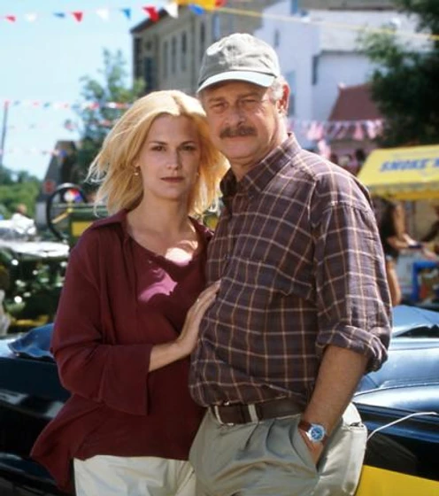Gerald McRaney y Thea Gill en alerta-tornado
