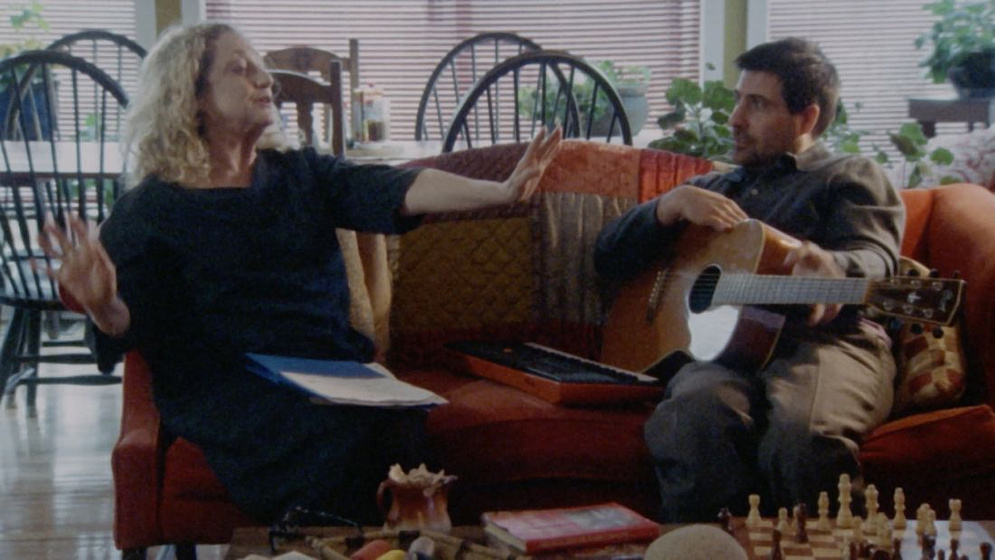 Carol Kane y Jason Schwartzman en Entre los Templos
