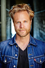 picture of actor Julian Garner