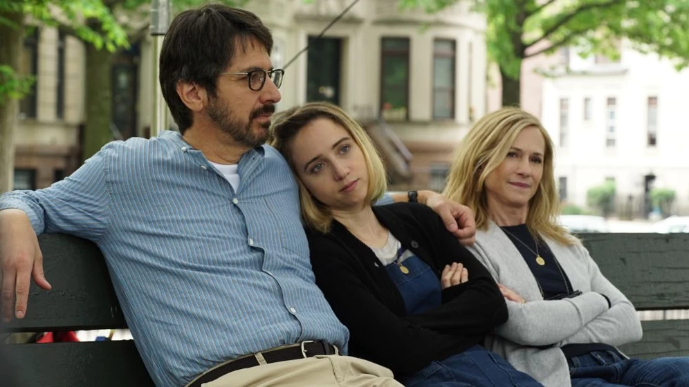 Holly Hunter, Ray Romano y Zoe Kazan en la-gran-enfermedad-del-amor