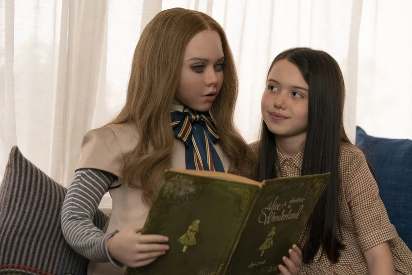 Allison Williams y Violet McGraw en m3gan