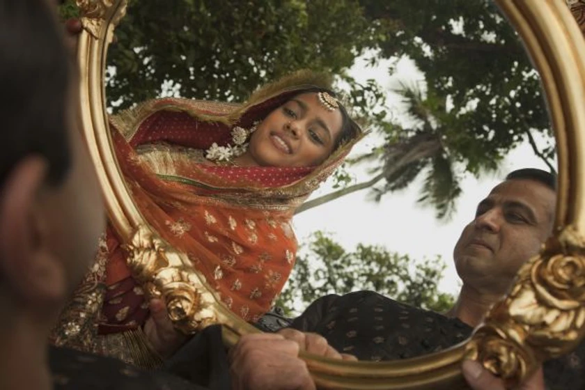 Shahana Goswami y Ronit Roy en hijos-de-la-medianoche