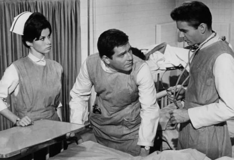 George Segal, Dean Jones y Stefanie Powers en los-nuevos-internos