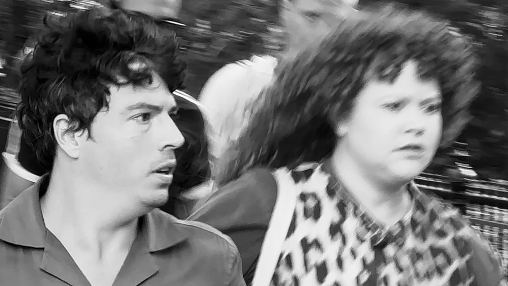 Jon Bass y Mary Wiseman en carole-grey
