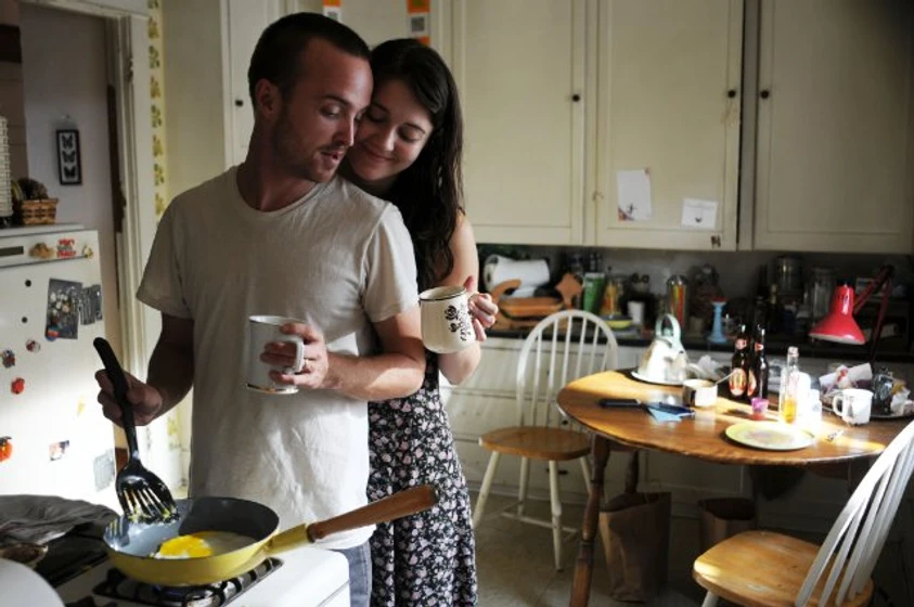 Mary Elizabeth Winstead y Aaron Paul en smashed