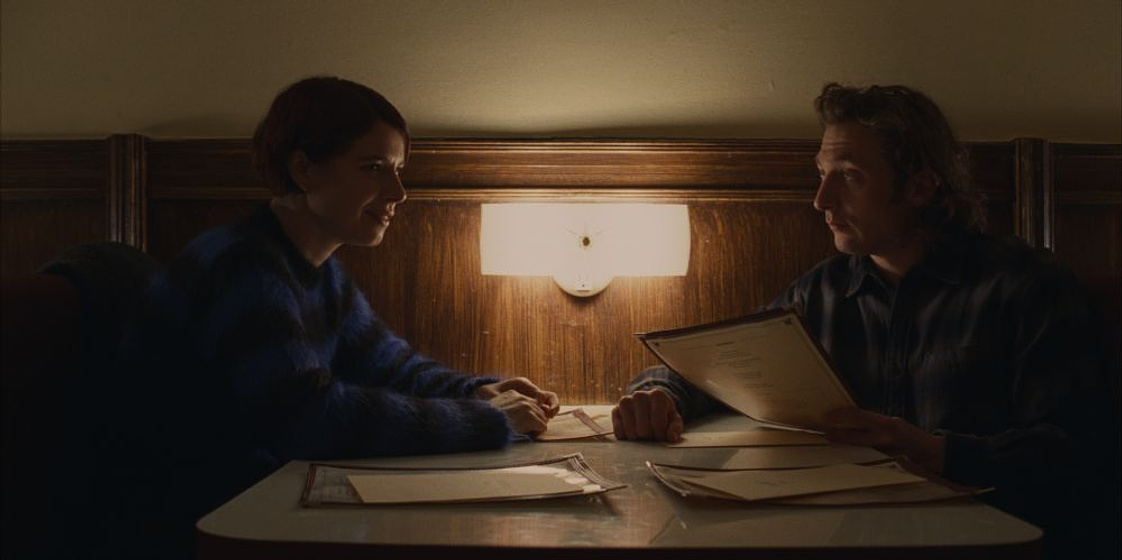 Jeremy Allen White y Jessie Buckley en Esto va doler