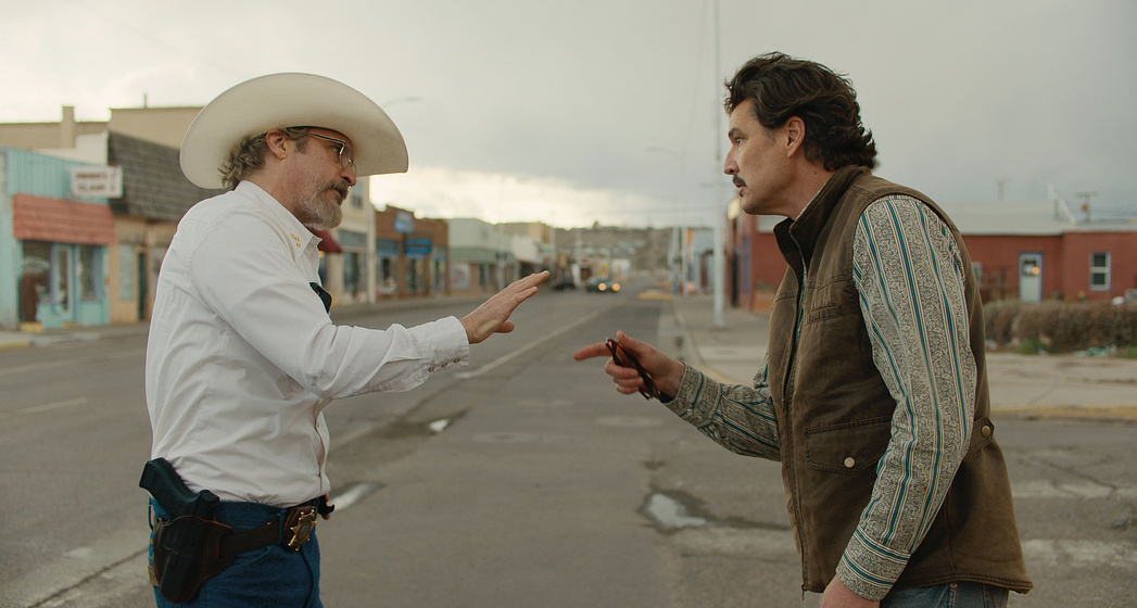 Joaquin Phoenix y Pedro Pascal en Eddington
