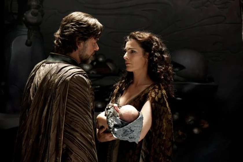Russell Crowe y Ayelet Zurer en el-hombre-de-acero