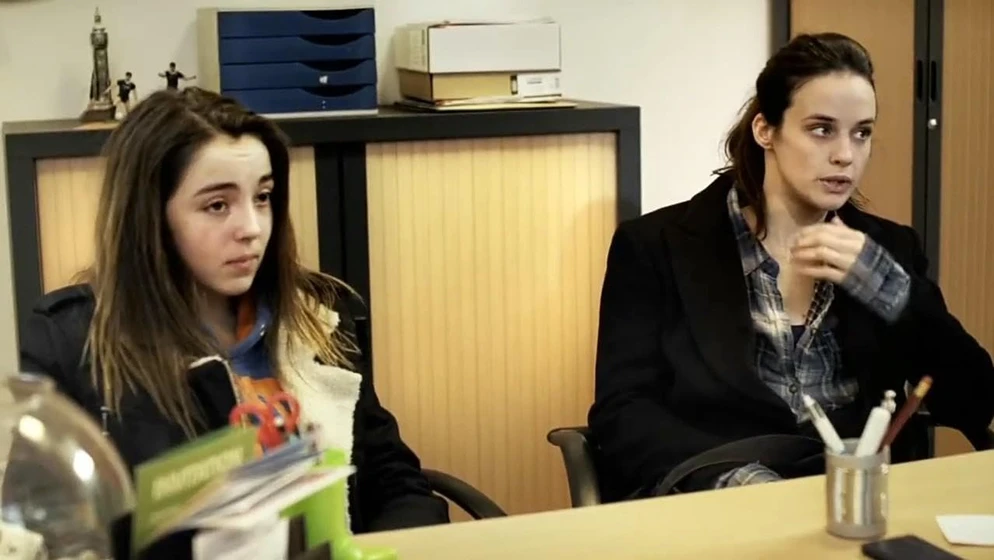 Jennifer Decker y Garance Marillier en mange