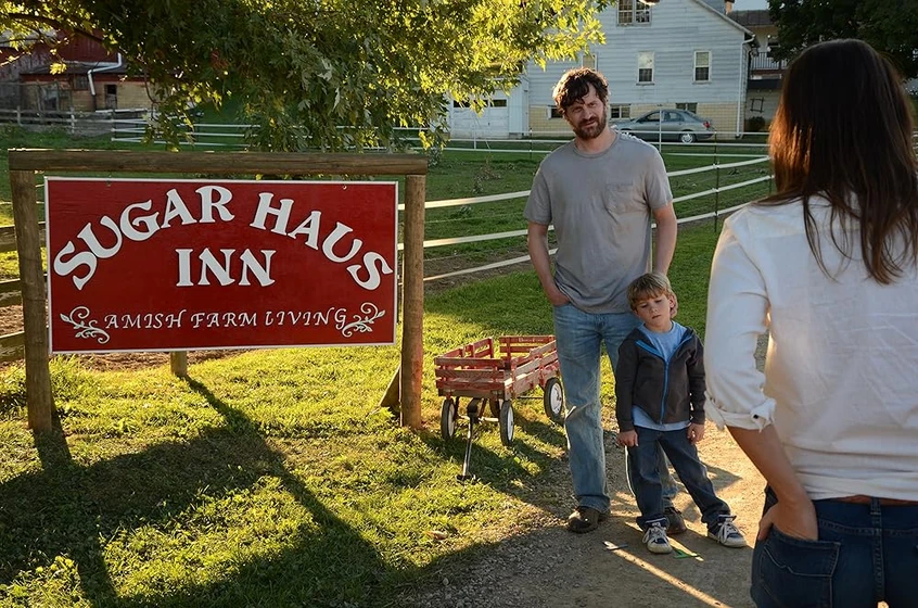 Tom Everett Scott, Sarah Lancaster y Thomas Kapanowski en un-extrano-en-sugarcreek