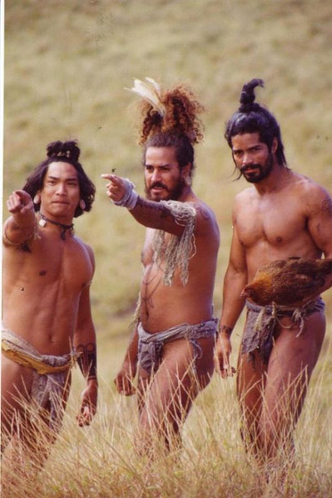 Jason Scott Lee y Esai Morales en Rapa Nui
