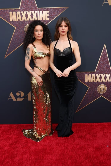 Mia Goth y Halsey en MaXXXine (Premiere en Los Angeles)
