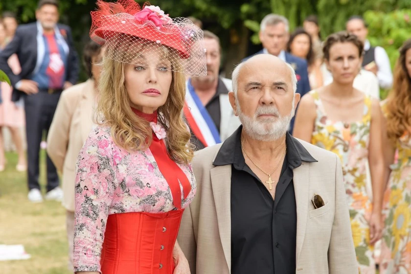 Arielle Dombasle y Philippe Lacheau en suegros-de-alquiler-2-0