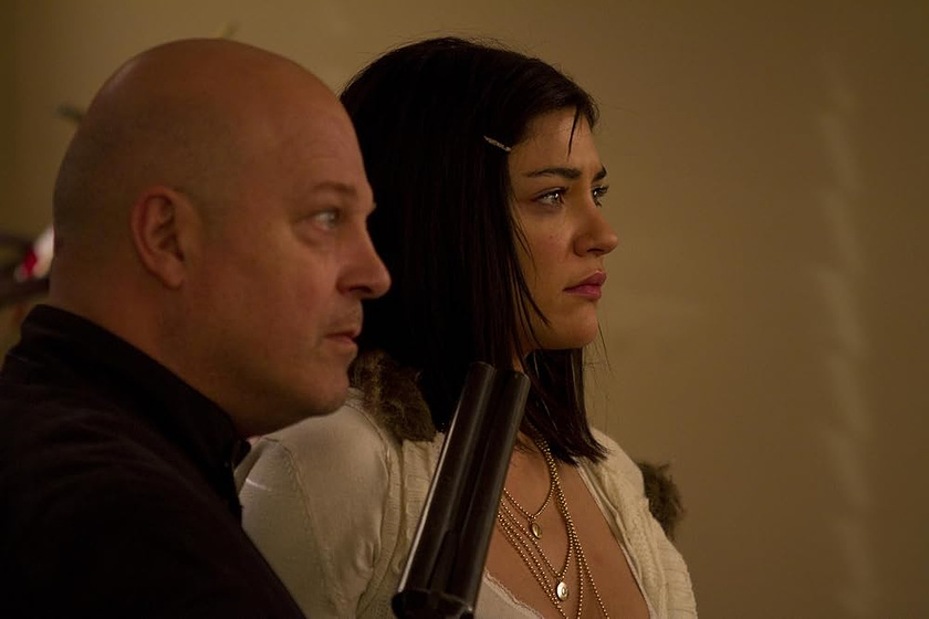 Michael Chiklis y Jessica Szohr en el-asedio