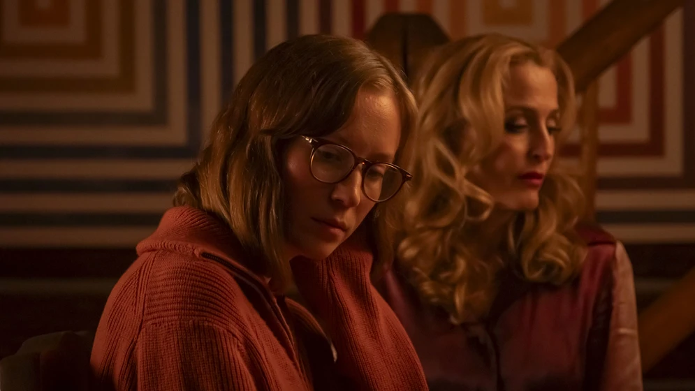 Gillian Anderson y Hannah Einbinder en adolescencia-sexo-y-muerte-en-campamento-miasma