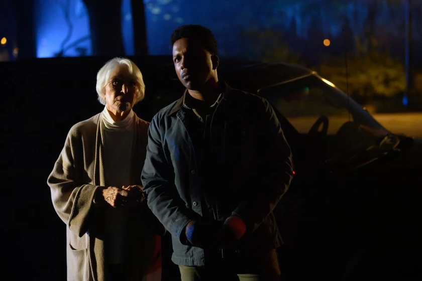 Ellen Burstyn y Leslie Odom Jr. en el-exorcista-el-creyente