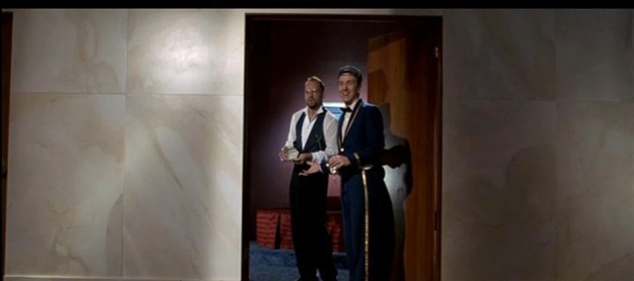 Bruce Willis y Tim Roth en Four Rooms
