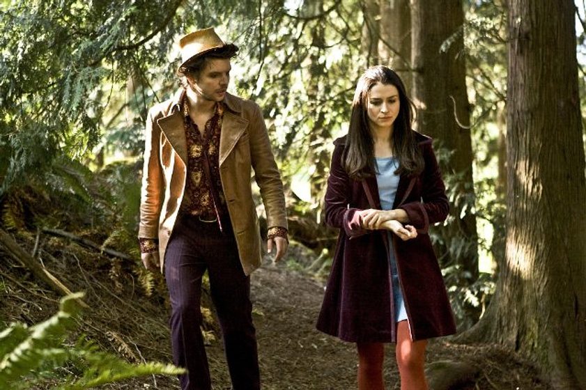 Andrew Lee Potts y Caterina Scorsone en alice