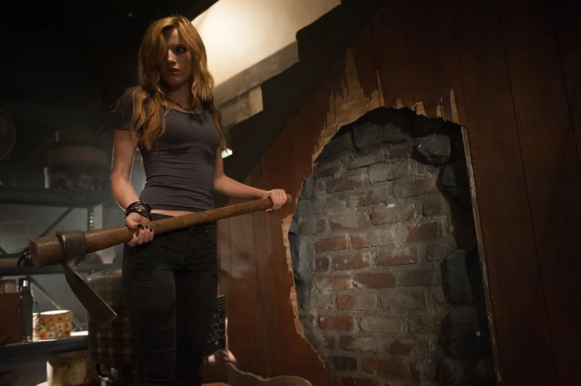 Bella Thorne en amityville-el-despertar