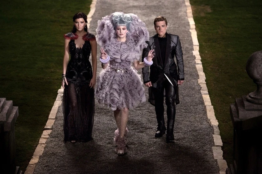 Elizabeth Banks, Josh Hutcherson y Jennifer Lawrence en Los Juegos del Hambre. En Llamas
