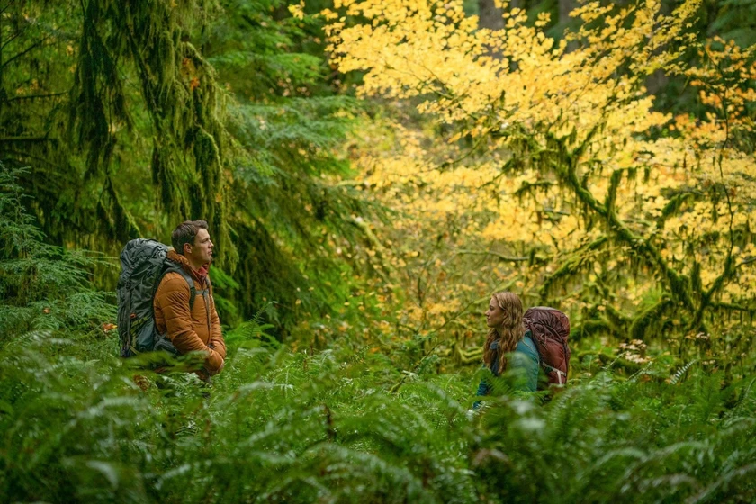 Jake Lacy y Maika Monroe en significant-other