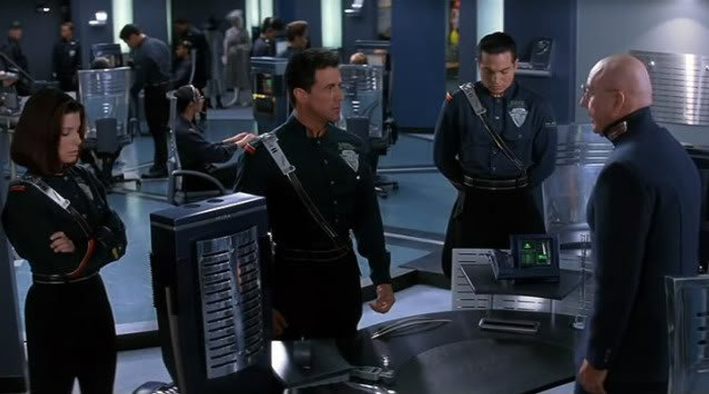 Sylvester Stallone, Bob Gunton, Sandra Bullock y Benjamin Bratt en Demolition Man
