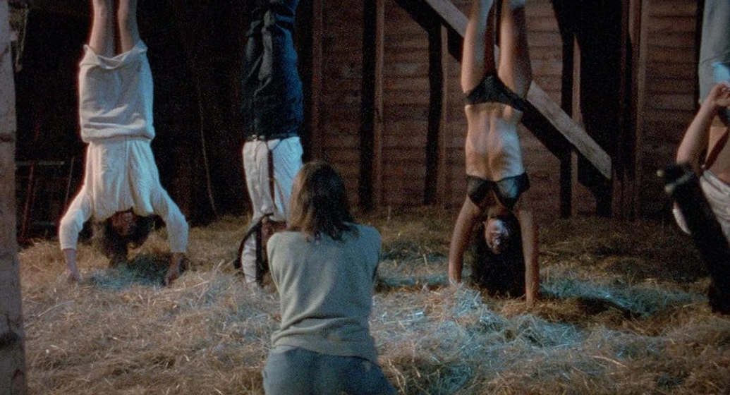 Peter Krause [I], Itonia Salchek y Lori Minnetti en blood-harvest